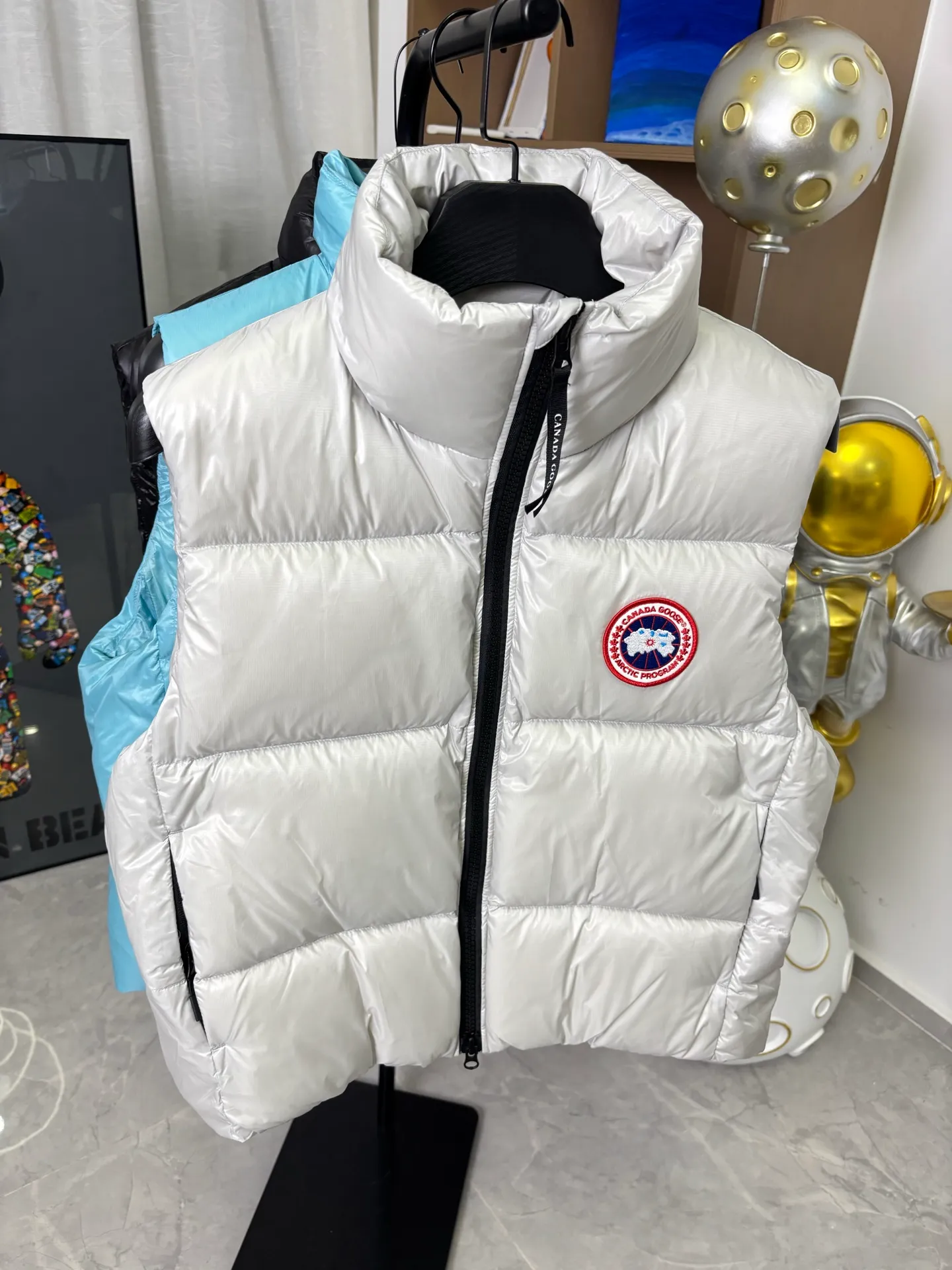 P570 Style number: DC193# [Canada Goose] Big Goose 🦢National Standard 90 White Duck Down Puff Down Vest Canada Goose official website model 1:1:1 customized New national standard down cotton has better thermal insulation performance, is light and not heavy, and has good loft recovery after compression! Filled with 90% white duck down, it is the legendary warmest down jacket and is known as a must-have for Arctic outdoor sports! Waterproof, diamond-resistant and fade-resistant 24-count calendered woolen surface (waterproof level is consistent with the level of ball-bearing raincoats). Canada Goose has always been recognized as the warmest down jacket and the most popular down jacket in the world. Major celebrities are rushing to buy it, and it is a must-have!  Color: Silver Black Blue Size: XS-S-M-L-XL [Picture 9️⃣Size Chart]